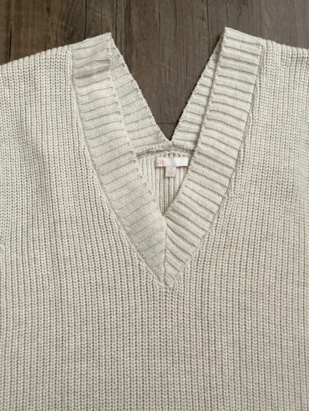 G.B. oversized cream ribbed V-neck sweater vest, size S